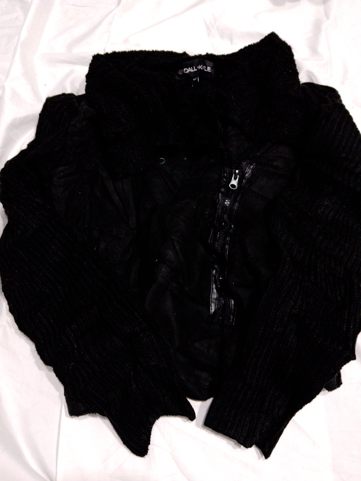 「Kendall + Kylie ブラックフェイクファー カーディガン」