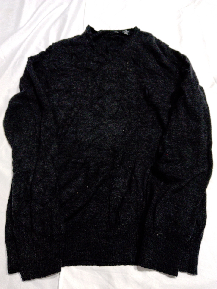 Pull en laine mérinos noir non marqué