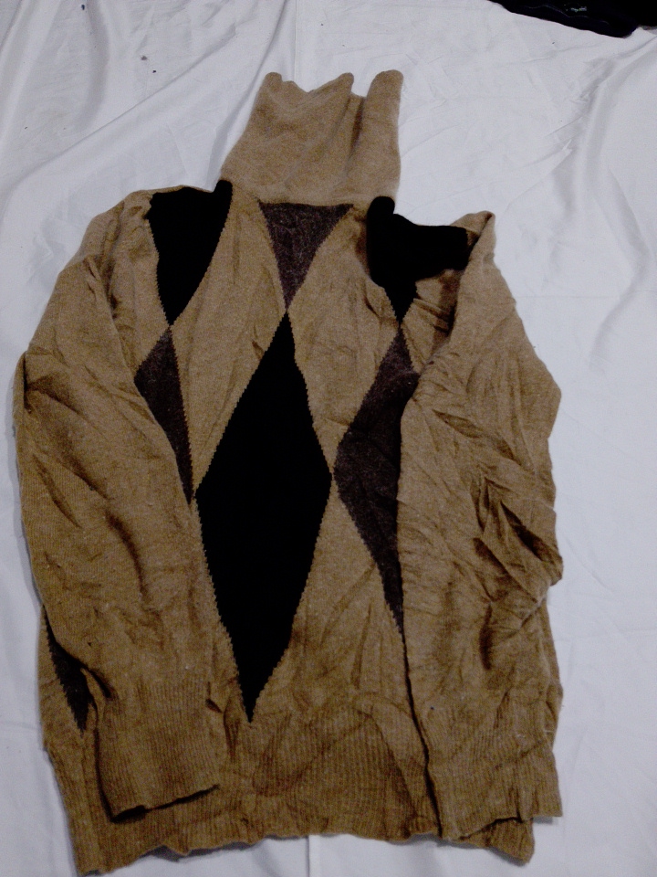 Pull à capuche en argyle beige et noir sans marque