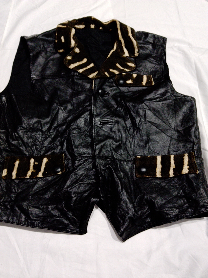 Colete de Couro Preto Sem Marca com Acabamento de ..