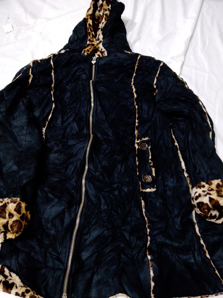 「無地のブラックレオパードファー トリム フーデッドジャケット」