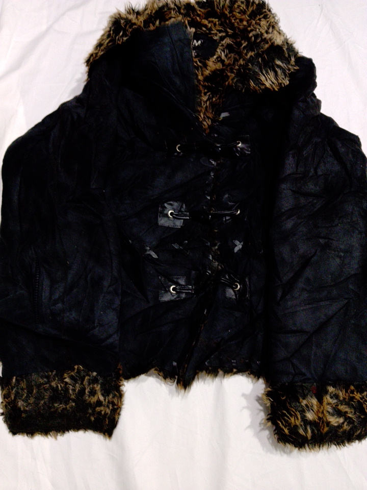 M Collection Manteau en fourrure noire avec bordur..