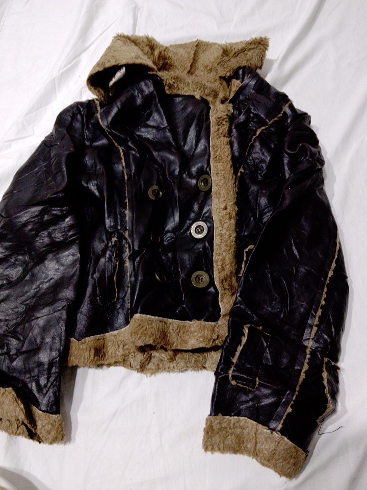 Veste à capuche en faux cuir noir avec finitions e..