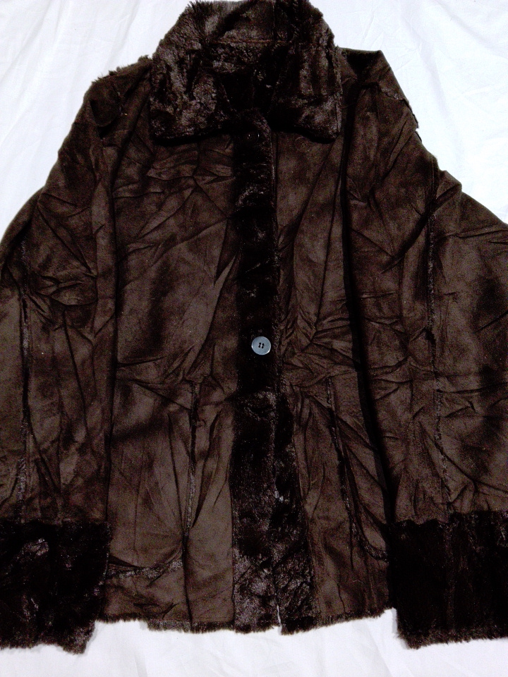 Manteau en peau de mouton avec parement en fourrur..