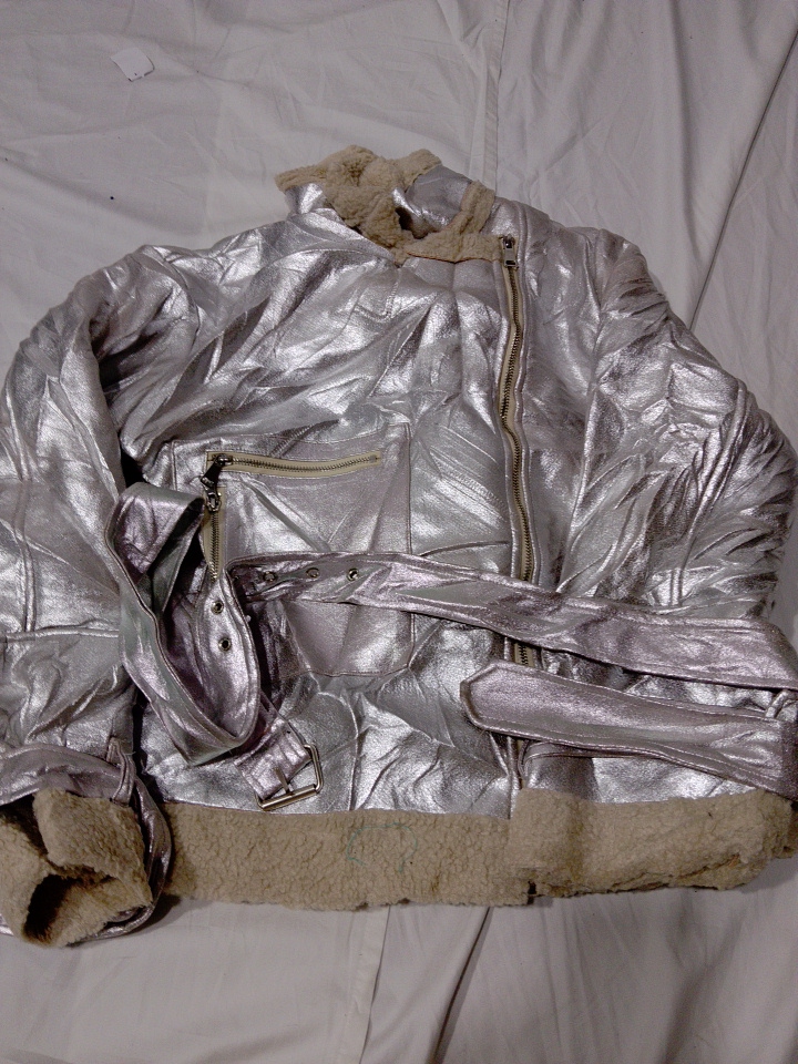 「シルバーメタリックファー トリム ボンバージャケット」