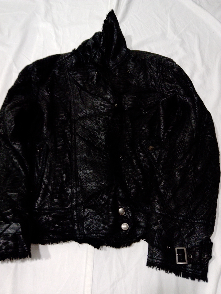 ファー付きのブラックレザージャケット