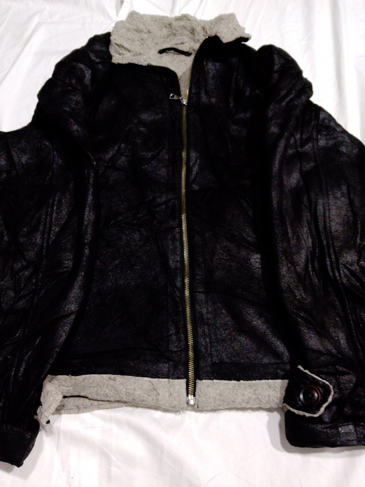 Veste à capuche en cuir noir sans marque