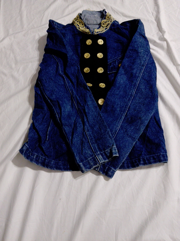 ゴールドボタン付きのブランドなしデニムジャケット