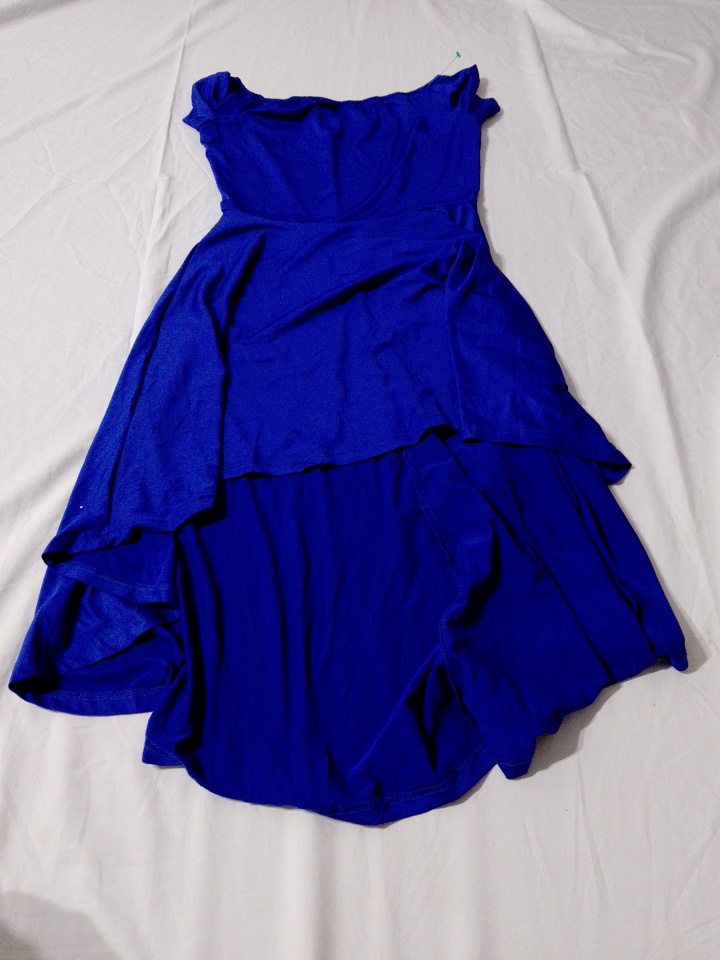 Robe évasée bleue à épaules découvertes