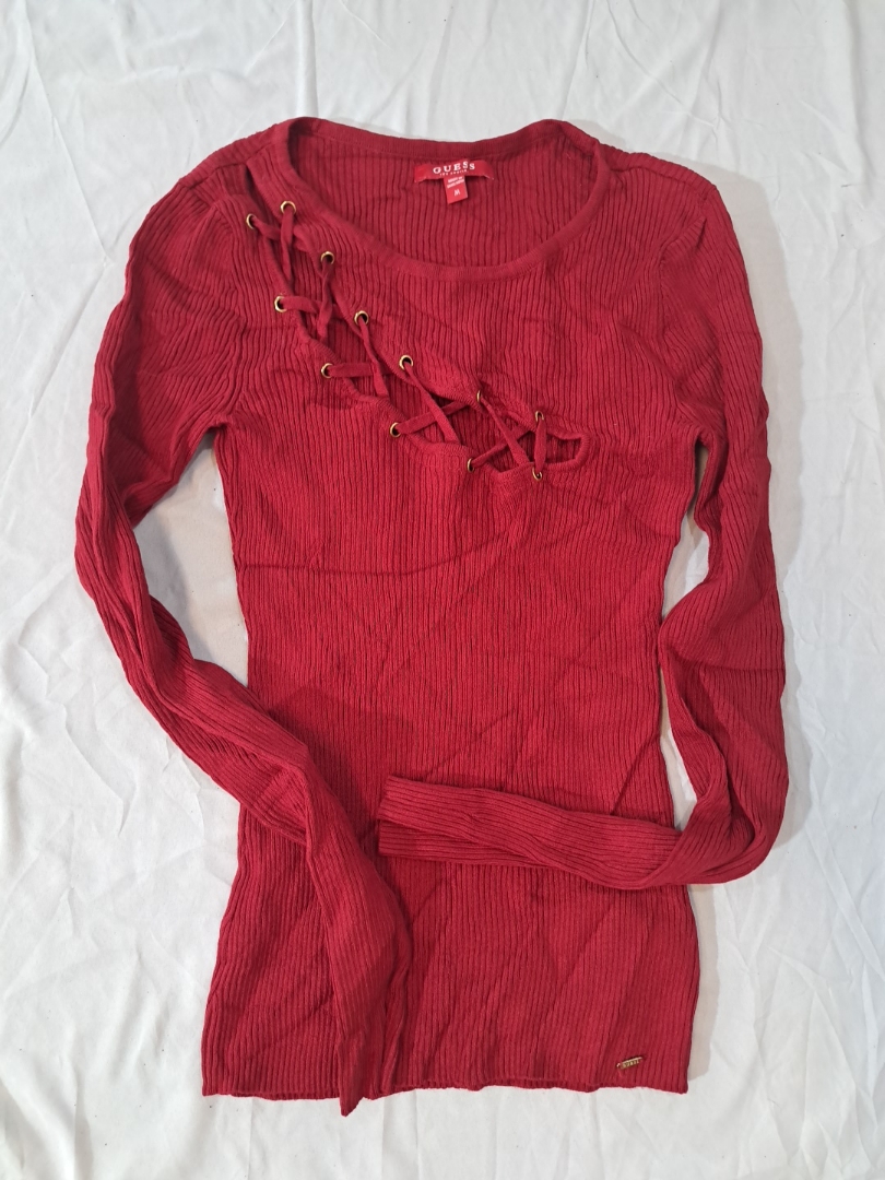 Pull en tricot rouge à lacets Guess