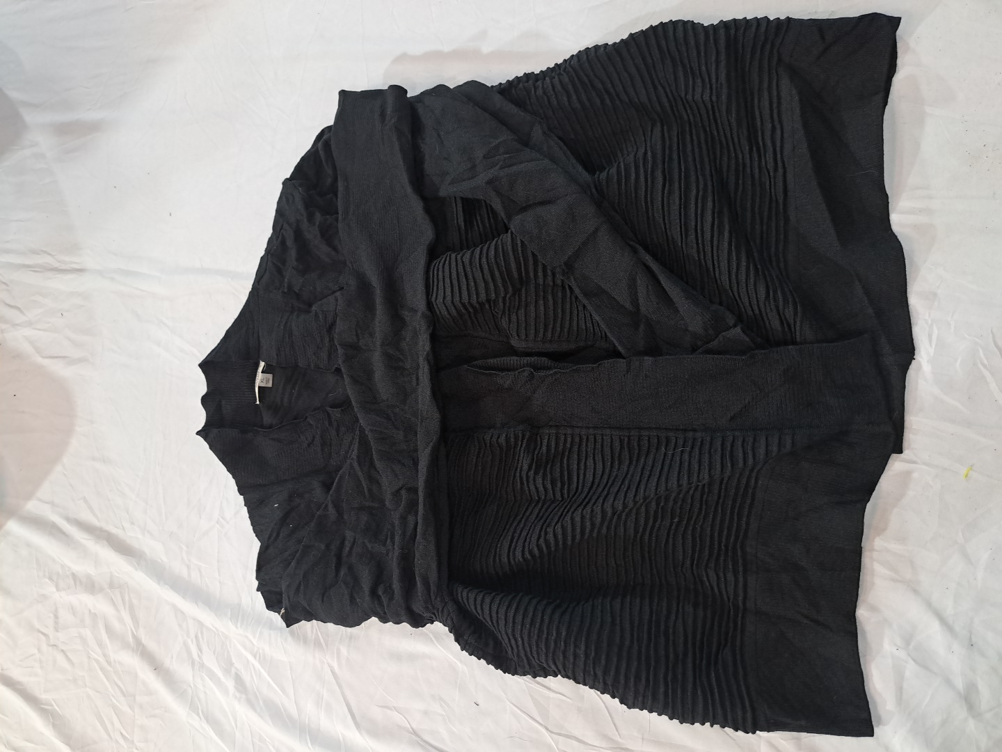 Essentials Milano Schwarzer Plissee-Strick-Cardiga..