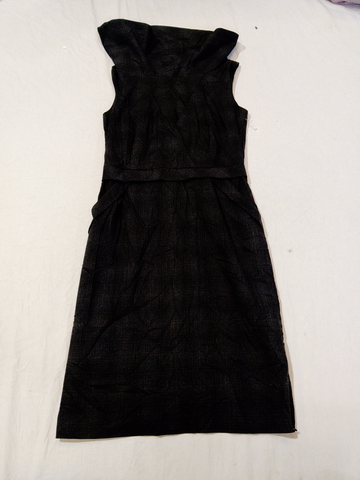 Abito senza maniche con volant nero Tension