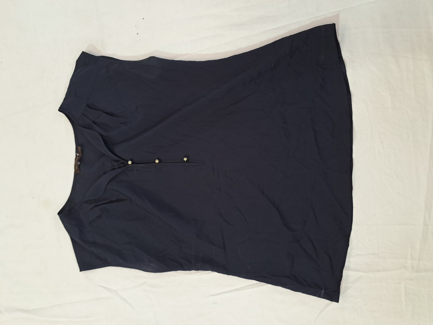 A Blusa Sem Mangas Preta Limitada