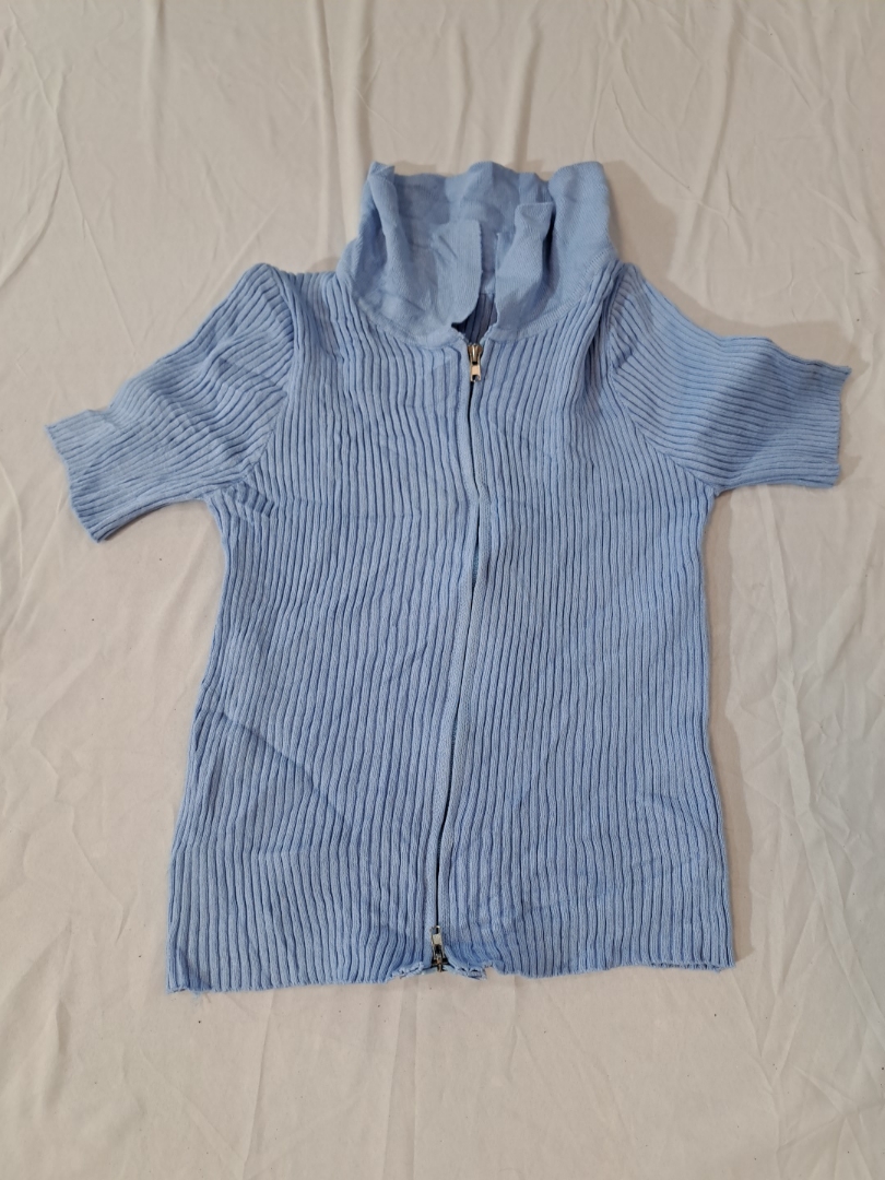 Cardigã azul claro com capuz e zíper sem marca