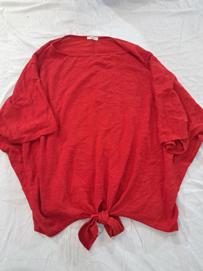 Blouse rouge à nouer devant First Love