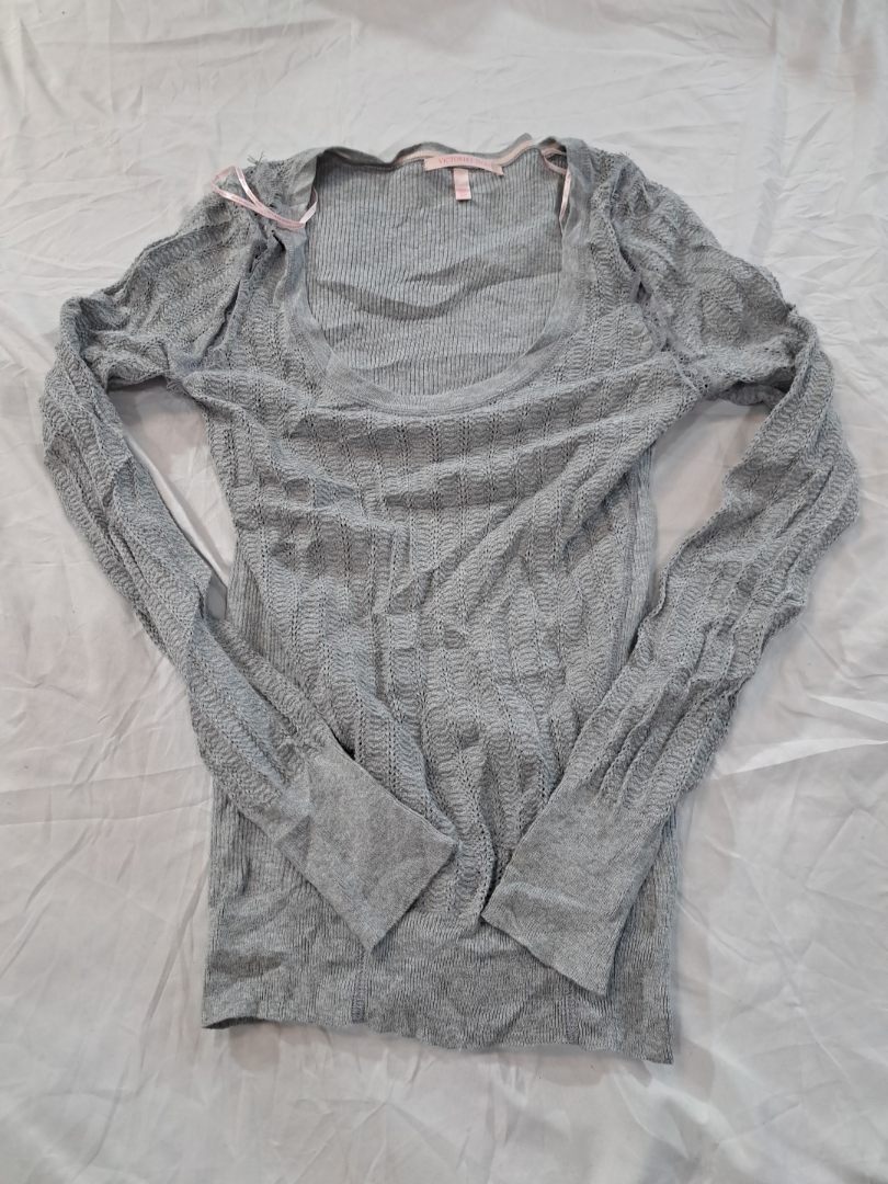 Top de malha cinza de manga longa da Victoria's Se..