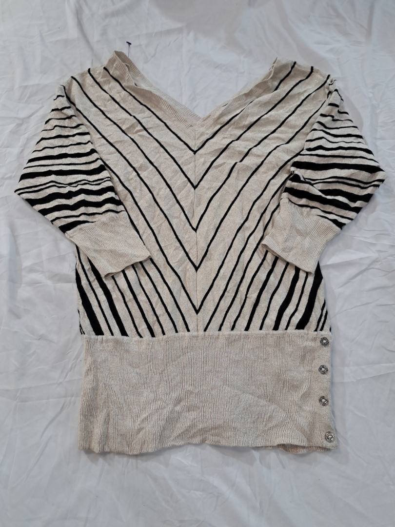 Blusa de Tricô Listrada com Decote em V da White H..