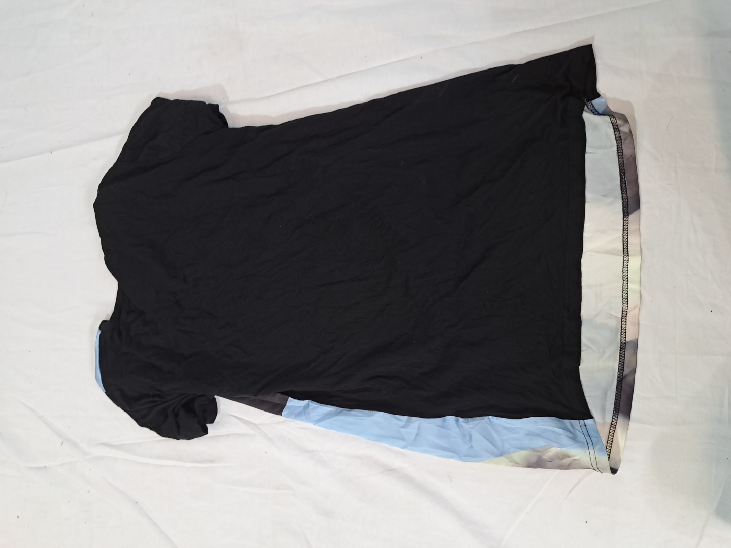 T-shirt graphique imprimé noir et bleu