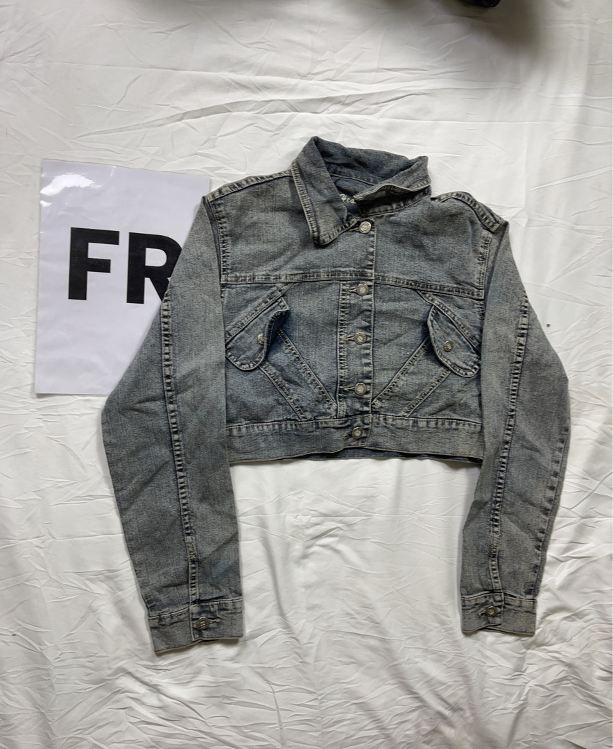 Veste en denim grise avec design de papillon