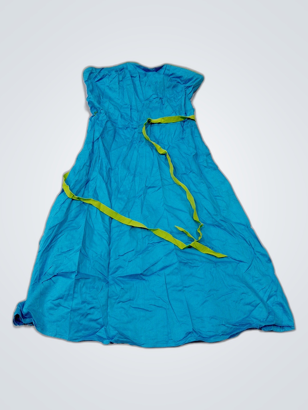 Robe bleue avec des accents verts