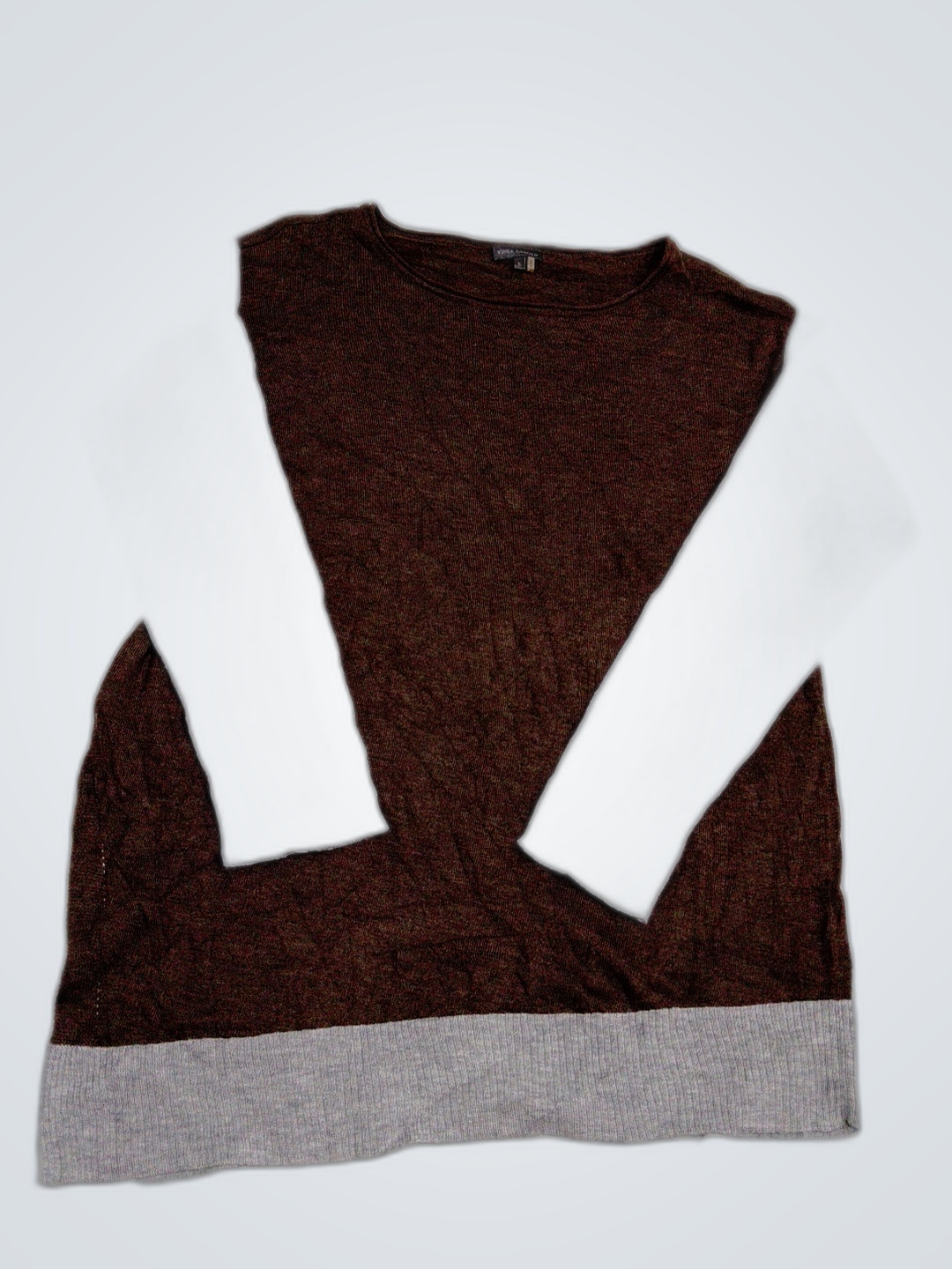 Brauner und grauer Langarmpullover