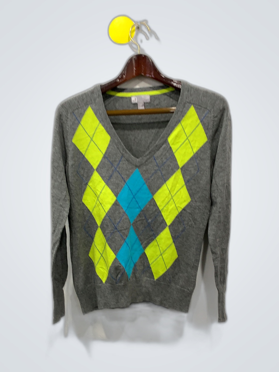 Grauer Argyle-Pullover