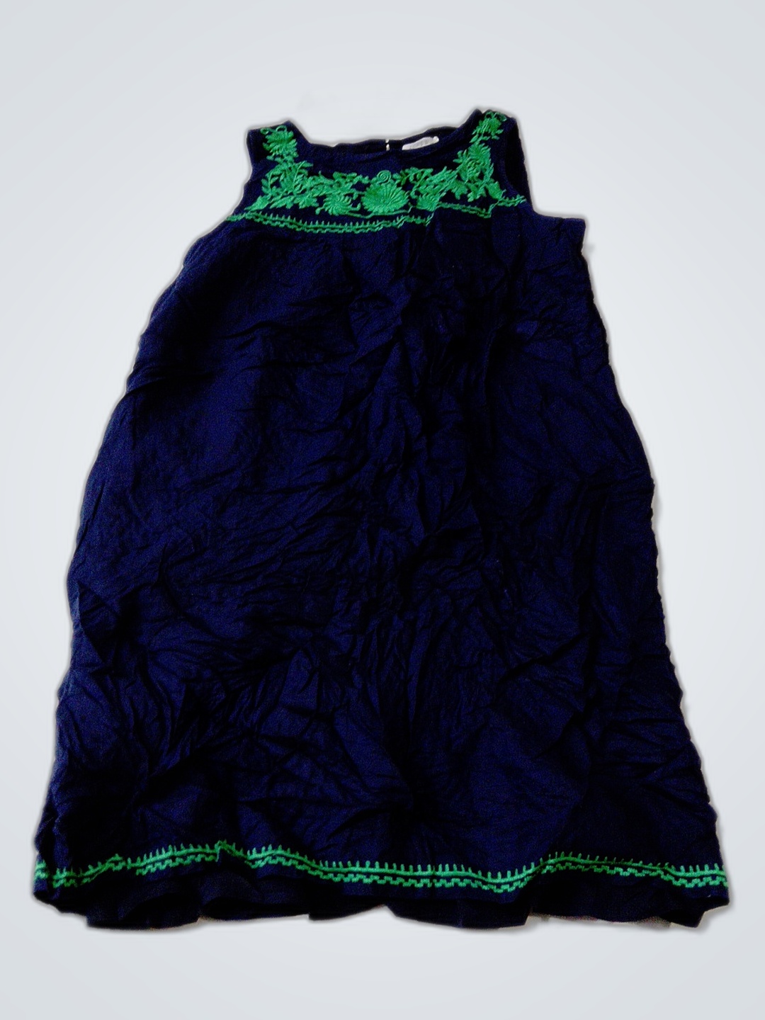 Robe bleue avec broderie verte