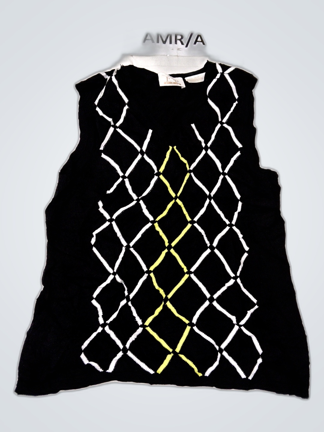 Top sans manches noir avec un design brodé blanc e..