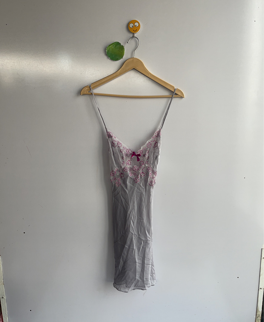 Lot de 10 chemises en dentelle et satin Victoria's..