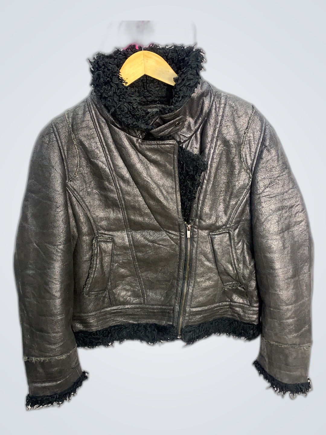 veste en cuir à rivets noirs