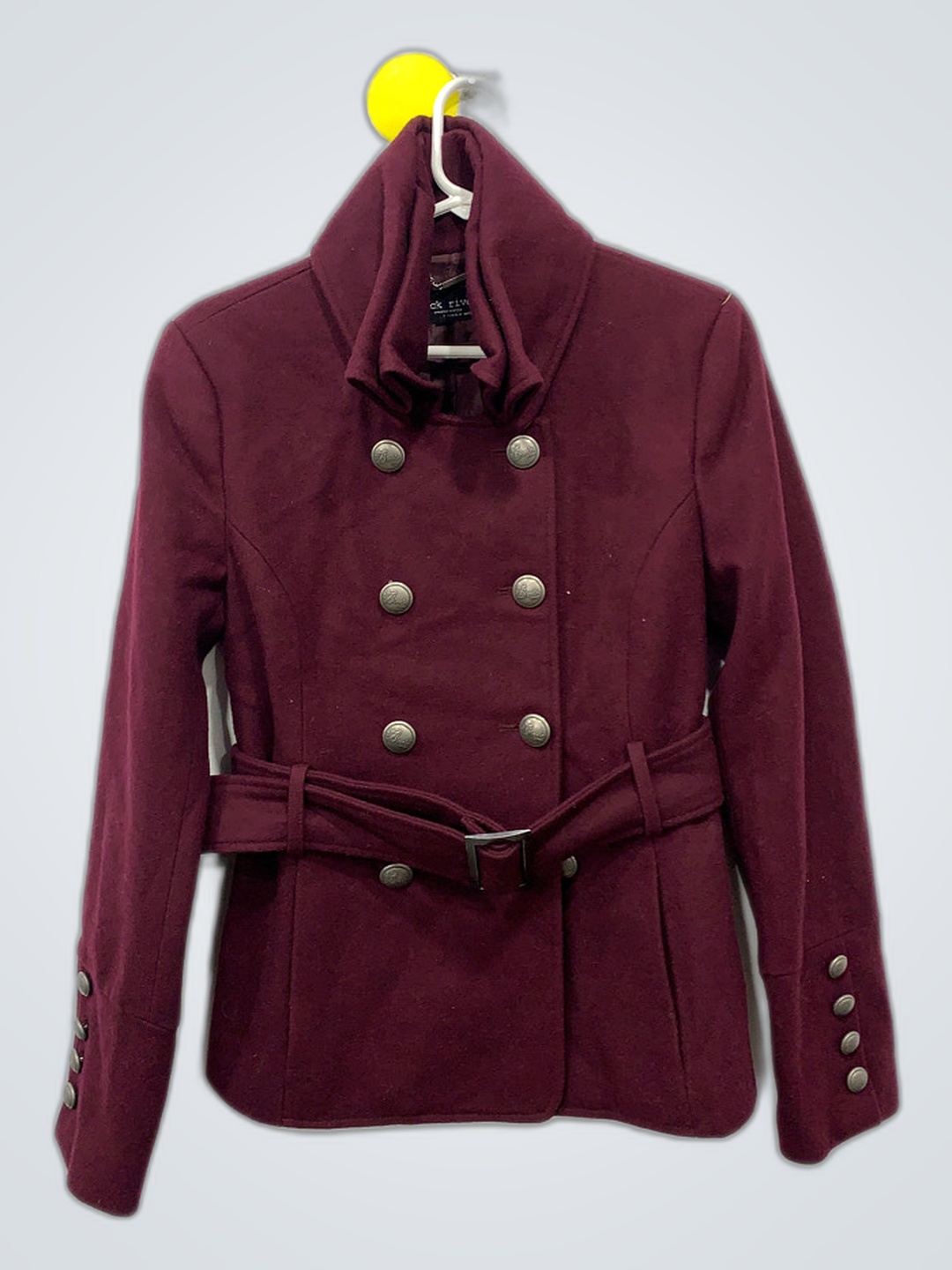 manteau bordeaux à clou noir