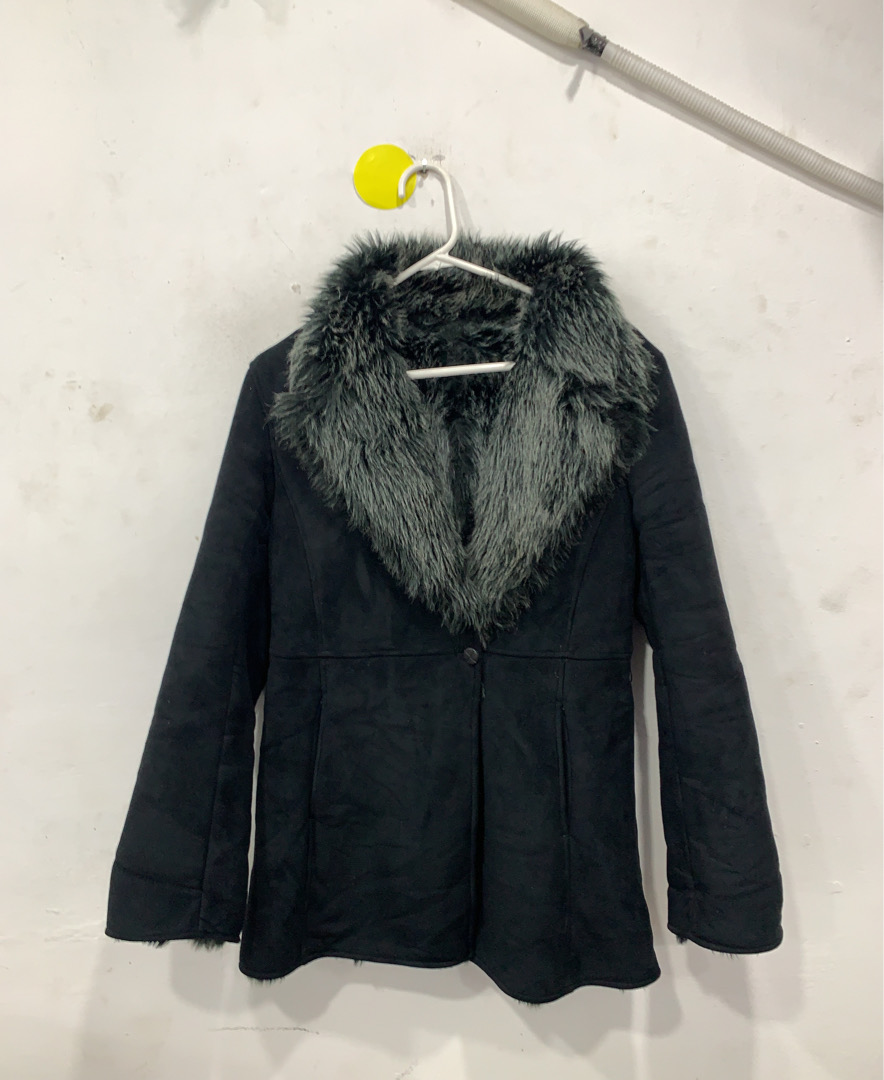 Manteau avec col en fourrure noire