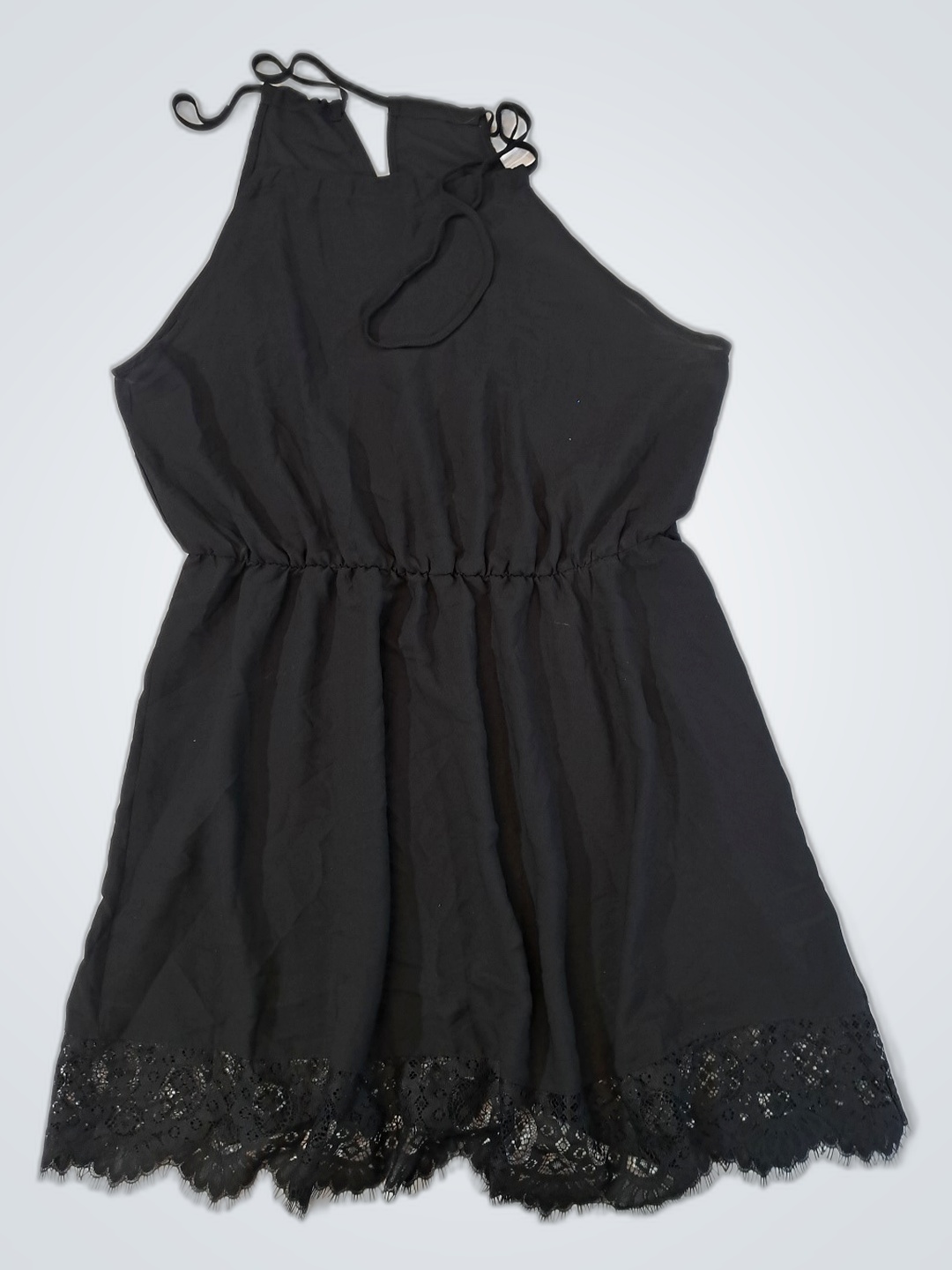 Abito con rifinitura in pizzo nero