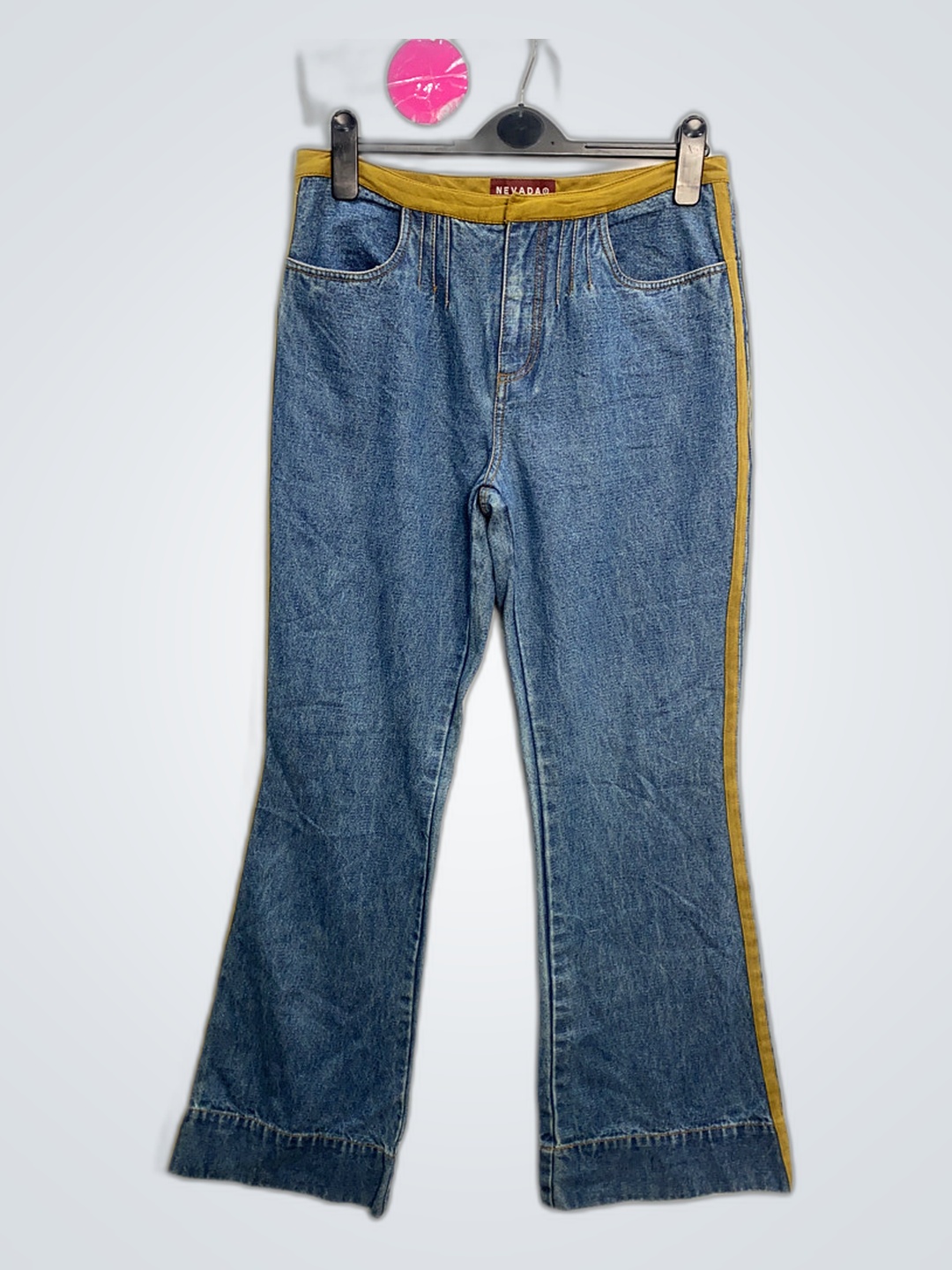 Blaue Denim-Jeans mit gelbem Saum