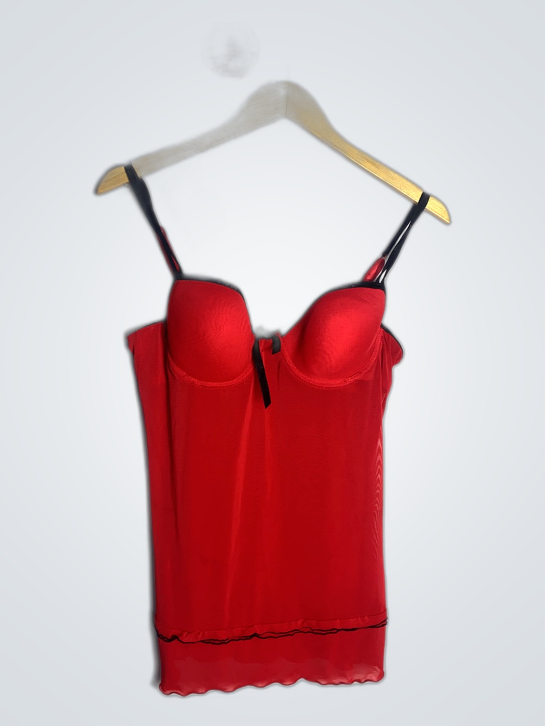 Rote Chemise mit schwarzem Besatz