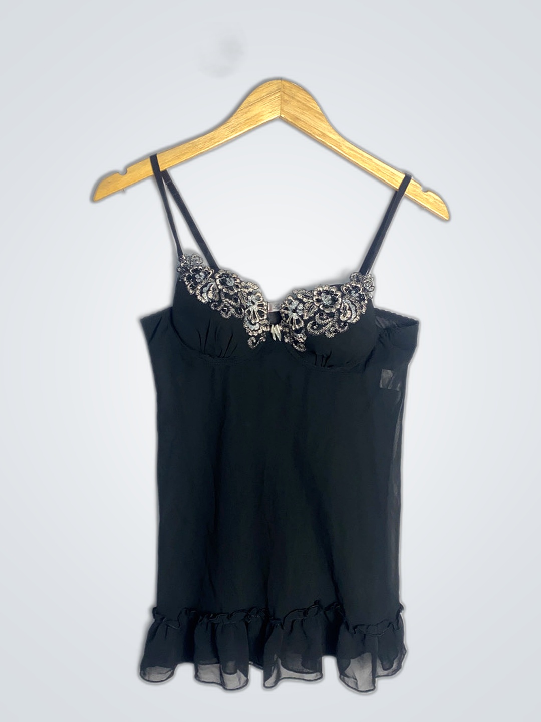 Schwarzes Top mit verzierten Ausschnitt