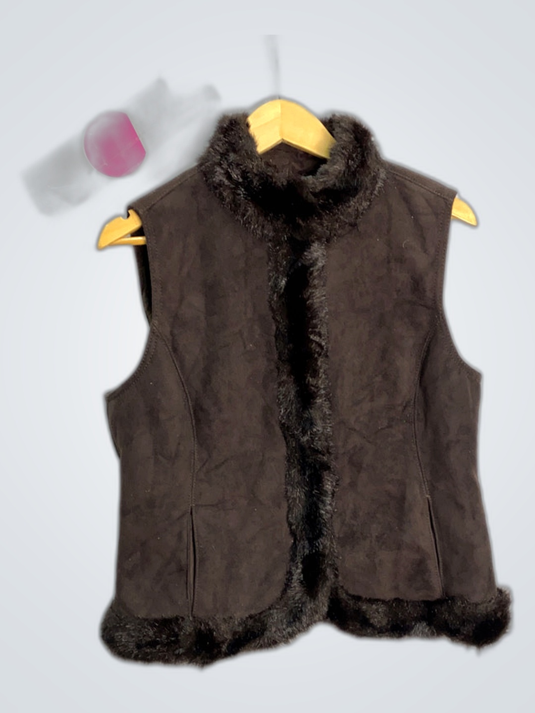 „Braune Weste mit Pelzbesatz“