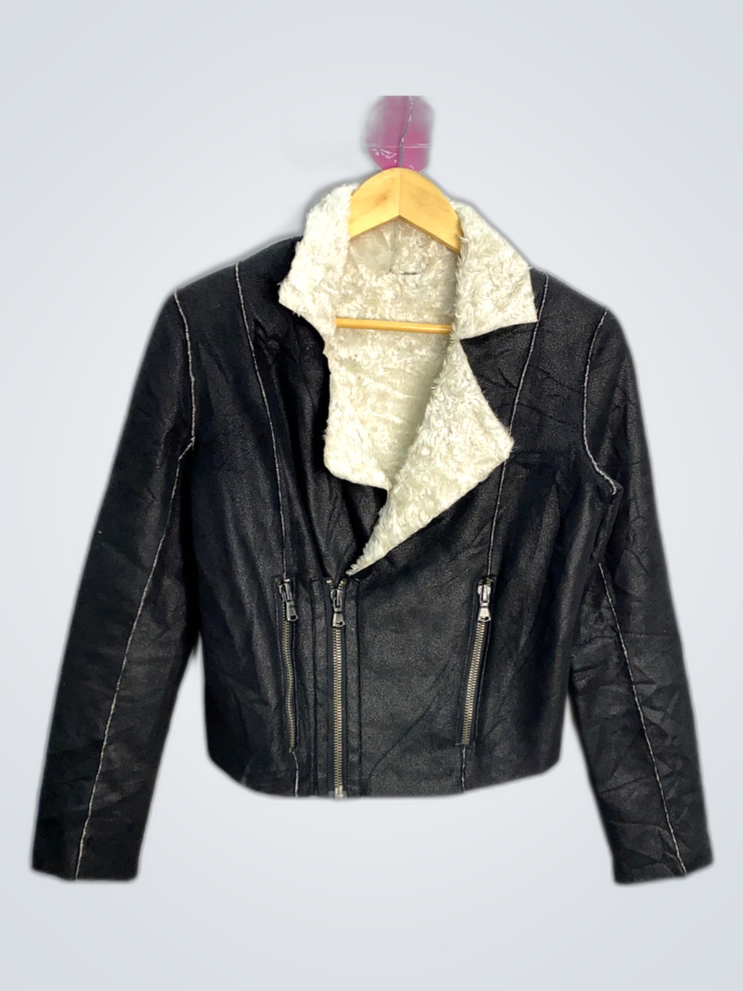 Veste en cuir noir avec doublure en fourrure blanc..