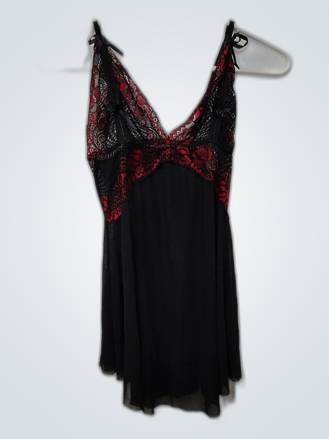 黒いシミーズに赤いレース