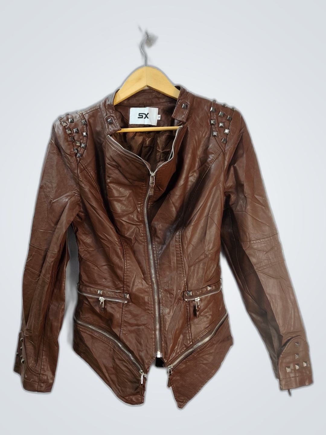Veste en cuir marron cloutée SX