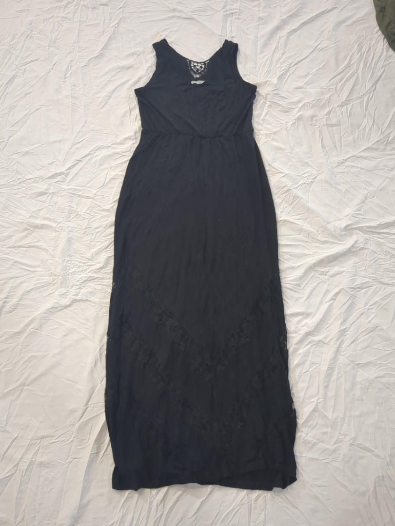 Schwarzes Maxikleid mit Spitzenakzenten
