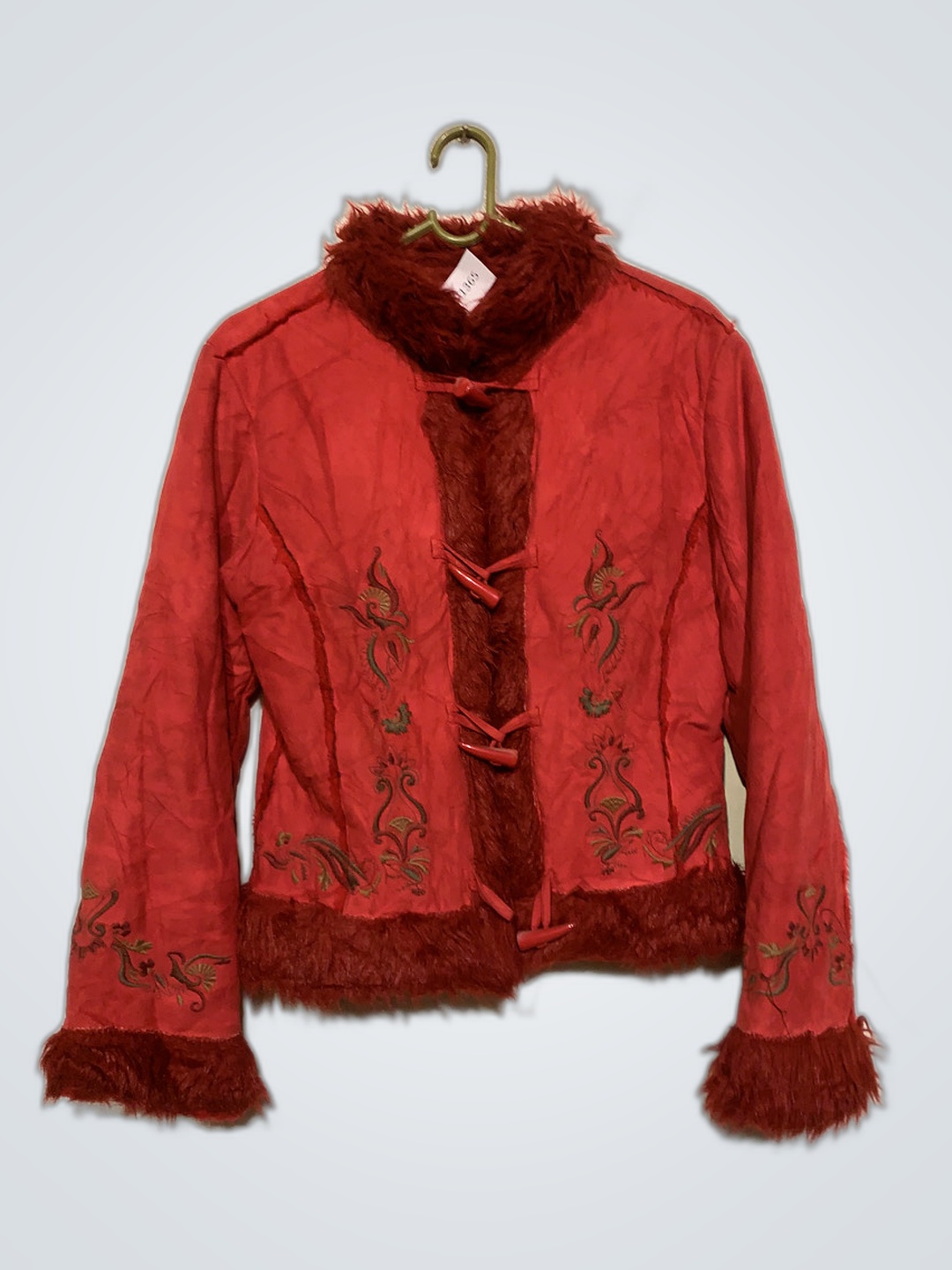 Jacke mit rotem Fellbesatz