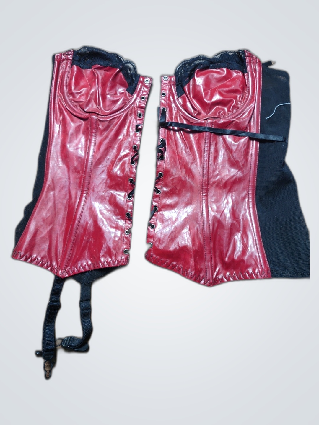 Corpetto in pizzo rosso e nero con lacci