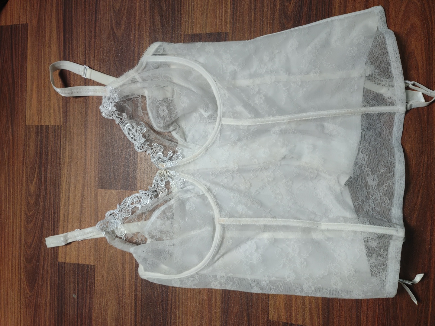 Top con corsetto in pizzo bianco