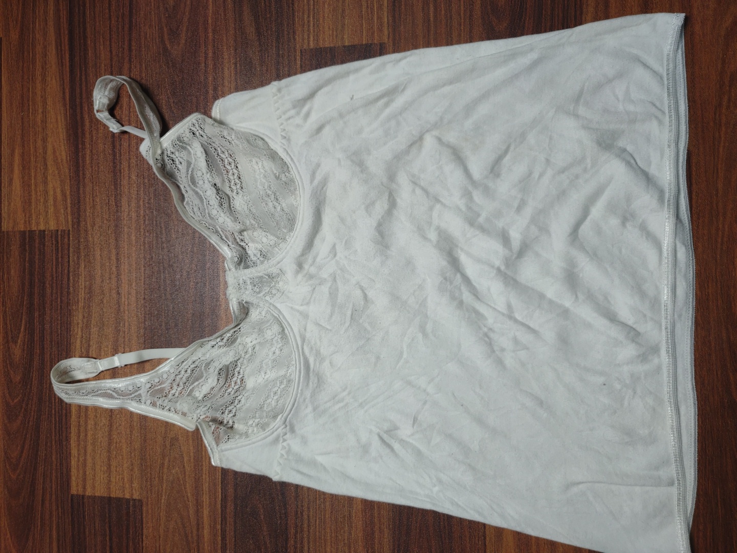 Canottiera da donna bianca con pizzo