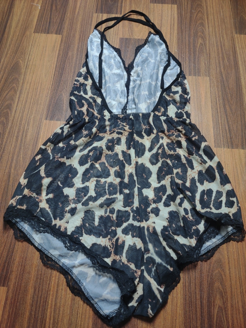 Mono con encaje y estampado de leopardo