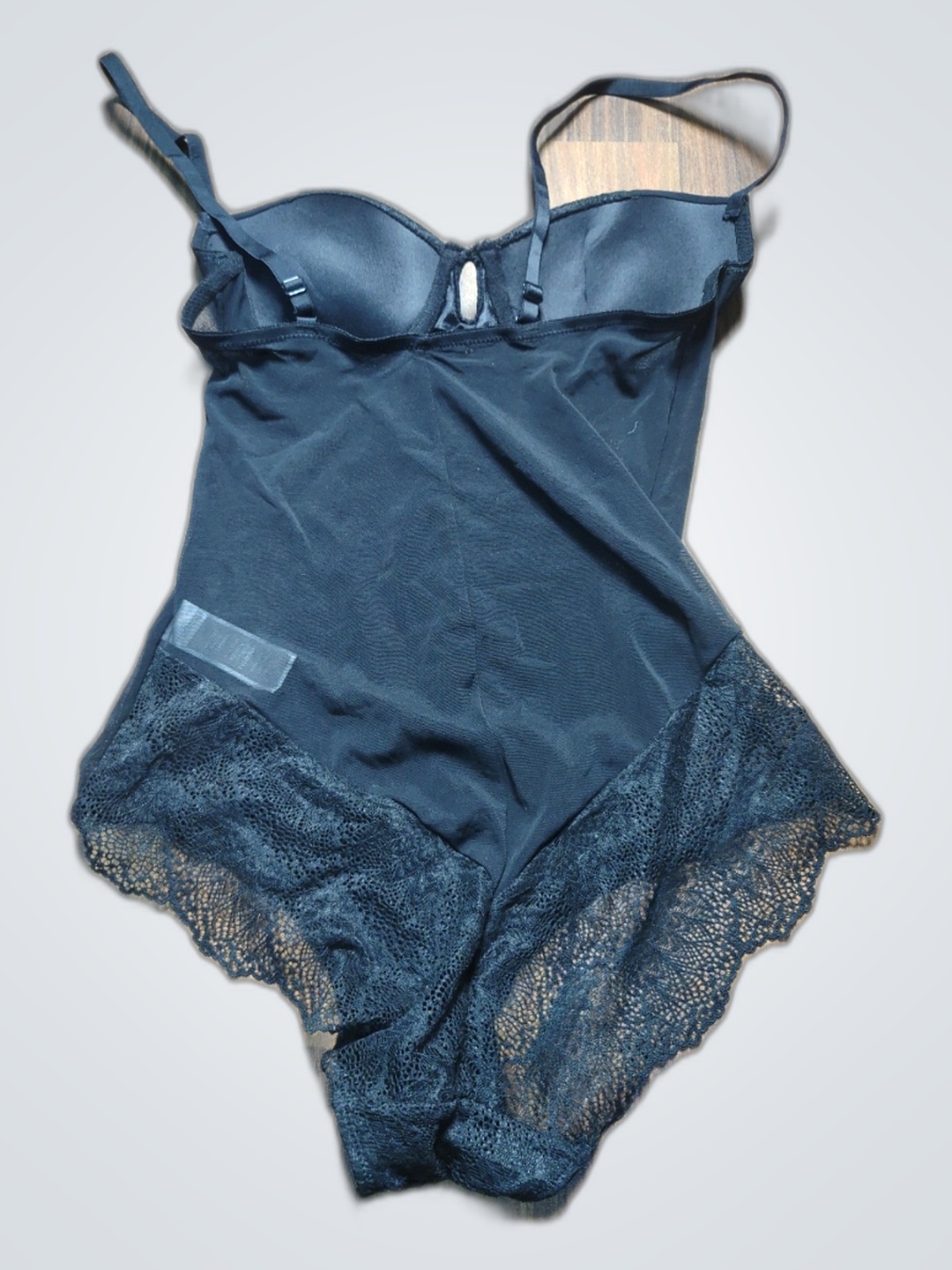 「ノーブランドの黒いレースのボディスーツ」