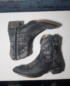 黒いカウボーイブーツ