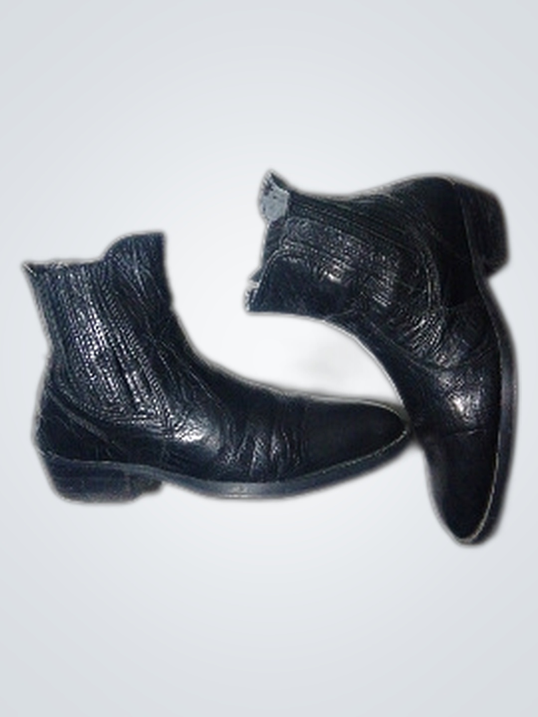 ブラックレザーのアンクルブーツ