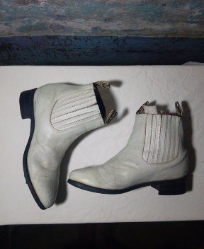 「ホワイトレザーアンクルブーツ」